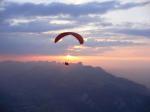 Paragliding Fluggebiet Europa » Schweiz » Bern,Niesen,eher selten aber extrem schön... in den Sonnenuntergang Soaren am Niesengipfel.
