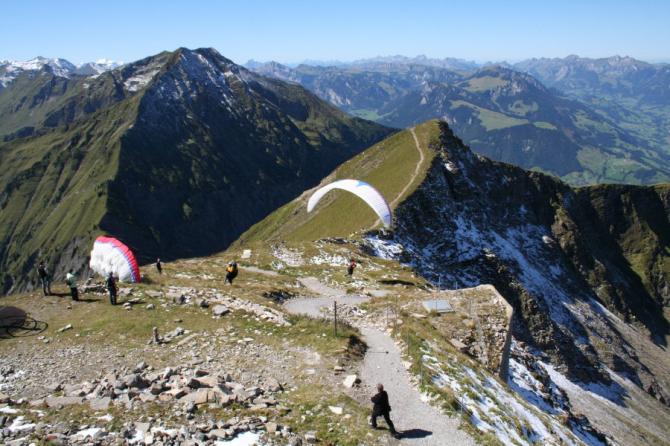 Nordweststart: Karin am Beschleunigen und Chrigel beim Aufziehen (an diesem 1. September 2006 haben alle auf grosse Dreiecke gehofft und sind sang- und klanglos abgesoffen).Dieser improvisierte Nordwest-Startplatz ist eher anspruchsvoll.