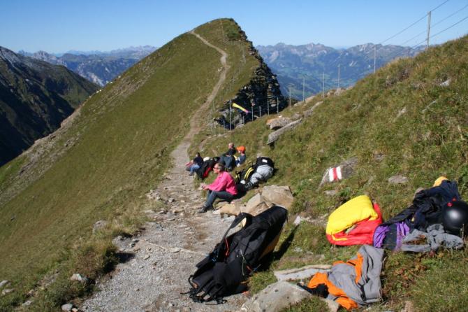 Südstart: Die steile Gipfelwiese bietet idealen Einstieg in die Thermik. Obwohl leichte Aufwinde herrschen wartet man hier auf die Hammerthermik!