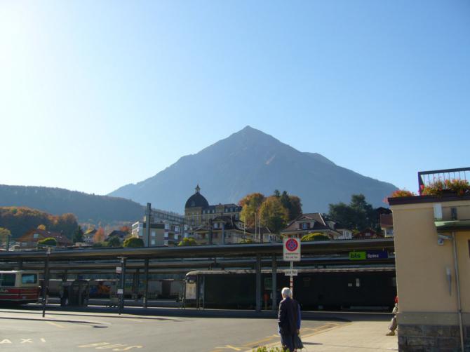 Beim Blick von Spiez aus wird die ausgeprägte Pyramidenform des Niesen sichtbar.