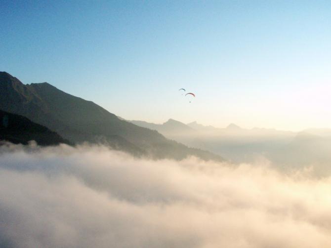 Abendflug vom Niesen am 5. Oktober 2011. 
© www.wurtz.ch