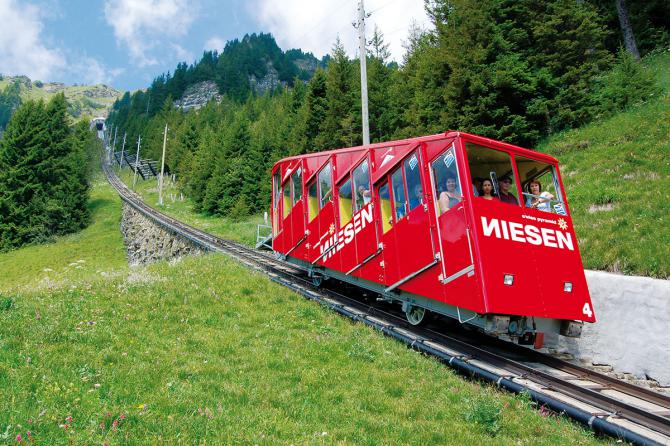 Die Niesenbahn fährt zwar auf steilen Schienen, hat jedoch keine Zahnräder. Ein Seil verbindet zwei Bahnwagen miteinander und wird über zwei Rollen umgelenkt. Also eine Standseilbahn oder besser zwei, denn die 3'499 m lange Strecke ist in zwei Sektionen aufgeteilt. Zwei Bahnwagen fahren auf der Strecke Mülenen–Schwandegg und weitere zwei Wagen zwischen Schwandegg und Niesen Kulm.
