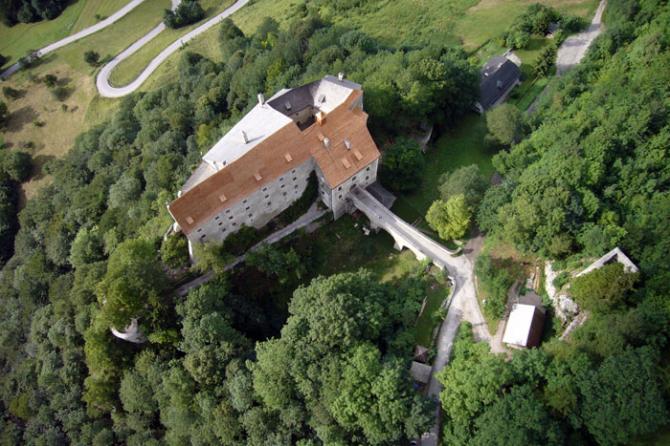 Die Burg Alt-Pernstein mit neuem Dach, rechts im Bild der Startplatz