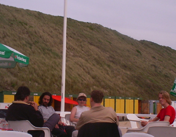 (c) Anke Jung
Den Startplatz immer im Blick.
 Auf der Terasse der Strandbar halten es die Piloten vom Freiflieger Niederrhein eV. nur so lange aus bis wieder der erste Pilot aufsteigt. Bier,Kaffee und Pommes sind zu empfehlen.
(fn.wes-1.de)