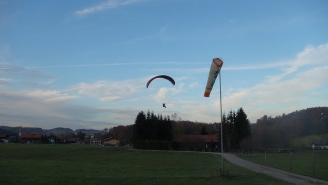 Landeplatz mit Windfahne. Weite Strecke vom Start zum Landeplatz (ca. 6km)!!!