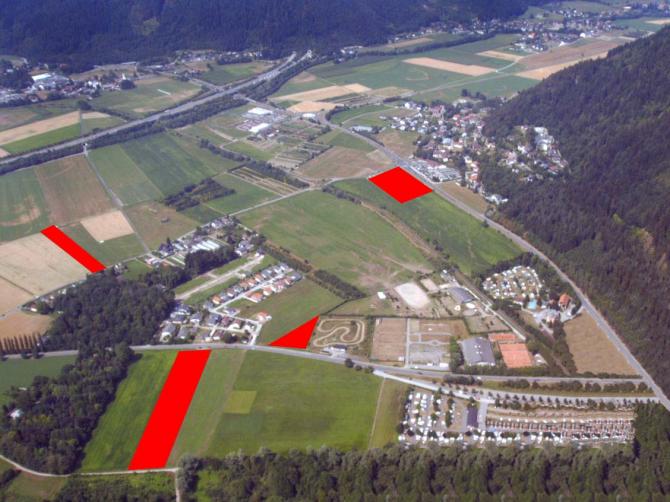 Landeplätze neu:
Links oben: Drachenfliegerlandeplatz
Rechts Tandemfliegerlandeplatz und allgemeiner Landeplatz
Links unten: Landeplatz der Flugschule und öffentlicher Landeplatz
Dreieck in der Mitte: Landeplatz für Mitglieder des örtlichen Clubs