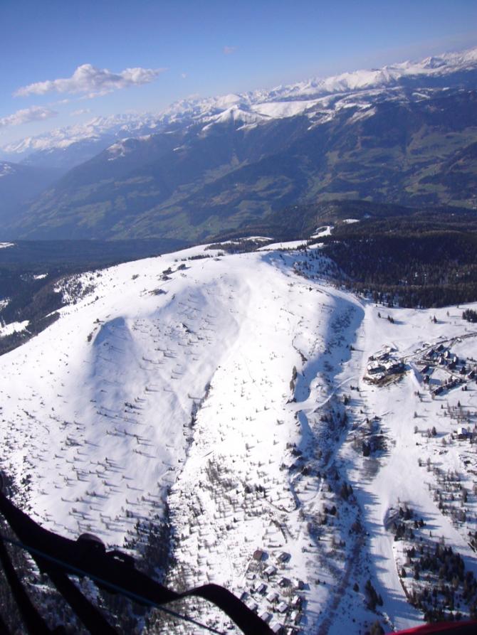 Gerlitzen SO-Ansicht im April (mehr Fotos gibt's auf www.paragleiten365.net)
