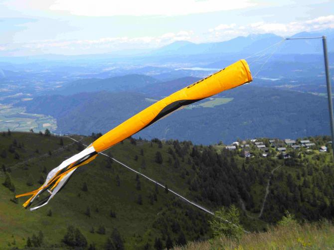 Windfahne auf der Gerlitze mit Blick auf die Bergeralm!!
