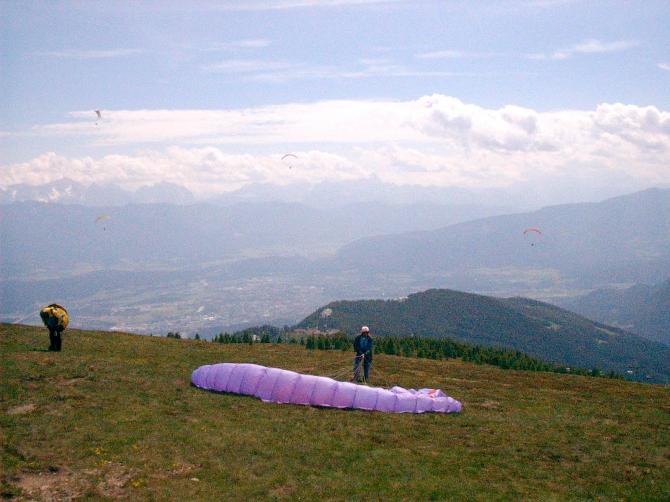 Ausblick von Startplatz Richtung Annenheim. Im Hintergrund Villach. Aufnahme vom Sommer 2004