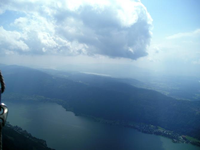 Du kommst mit einer Schweinehöhe über den See raus , ca. 1400 m unter dir liegt die herrliche Seenlandschaft des Ossiacher Sees.
August 2004 , leider bei etwas diesigem Nordwestwetter.
