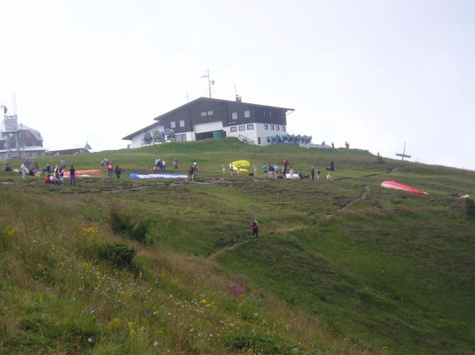 Das Foto von Thule zeigt den Startplatz Südwest der Gerlitzen,
Rainer zeigt auf seinem Foto den Südstart Gerlitzen , 
meins zeigt den Oststart.

Danke an die anderen beiden !