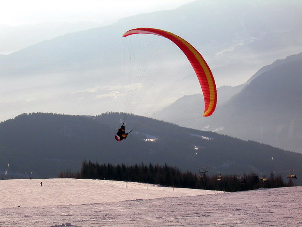 Gerlitzengipfel, Soaring im SW Wind, Jänner 2006. Pilot: Hagen Leschanz / Airwave Burn. Foto: Roland Leschanz