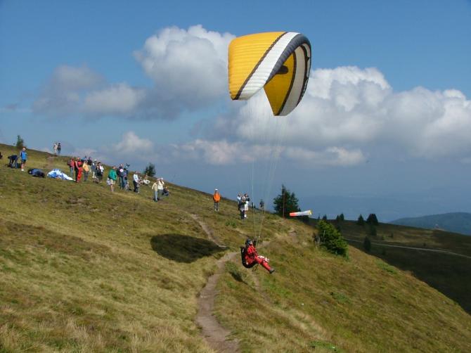 Abheben auf der Gerlitzen vom Oststarthang mit meiner hündin Xena
( bisher über 1000 Flüge!)