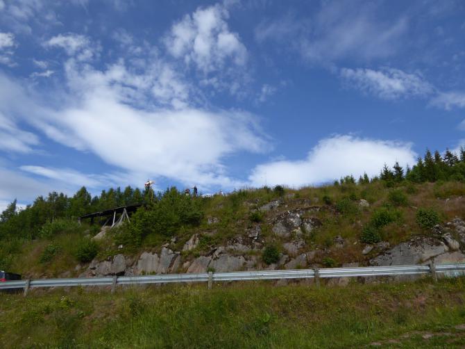 The start ramp for the hanggliders with the wind vane now pointing into the bad direction when the sea breeze from Oslo dominates.