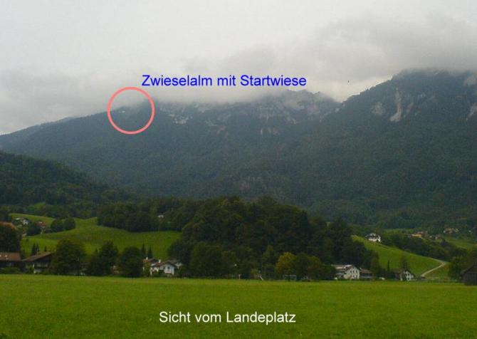 Blick vom Landeplatz Weitwiese zur Zwieselalm. Eine gute Informationsquelle ist die Webseite des örtlichen Clubes unter www.berchtesgadener-gleitschirmflieger.de
Auf der Almwiese die mit Windfähnchen ausgestattet ist kann man in Richtung Süden starten. Ach ja in der Zwieselalm unbedingt einen Getränk nehmen und den Wirt der selber fliegt hilft gerne weiter.