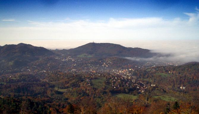 Blick vom Startplatz West über Baden-Baden zum Fremersberg und in die vernebelte Rheinebene.