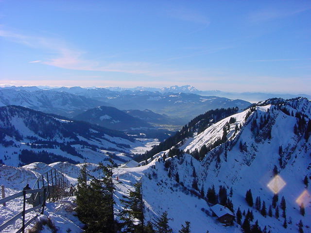 Blick von der Bergstation nach Westen (Richtung Bregenzerwald und Hochhädrich). vorne im Bild sieht man das Stauferhaus. Am Grat kann man herrlich aufsoaren.