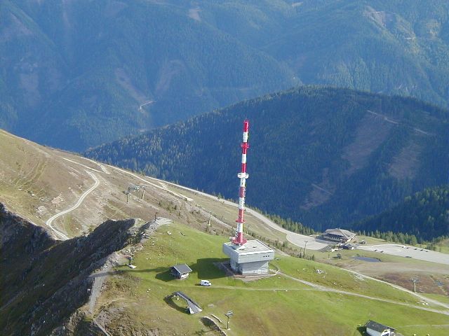 Gipfel des Goldecks mit Sender, Blickrichtung Süd - Seetal.