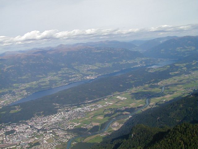 Blick nach NO Richtung Drautal, dahinter der Wolfsbergrücken, Millstätter See und die Millstätter Alpe.