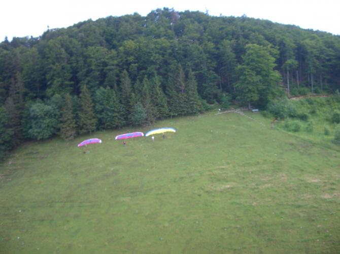Startplatz mit ausgelegten Schirmen (Juni 2007)