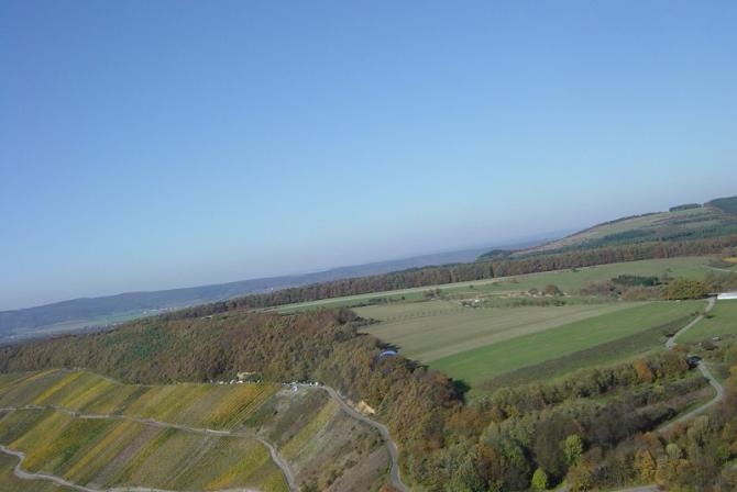 Startplatz Klüsserath im Herbst und dahinterliegende Wiesen, auf denen man nicht landen sollte (, da Lee-Landungen manchmal mit Schmerzen verbunden sind)