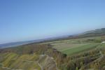 Paragliding Fluggebiet ,,Startplatz Klüsserath im Herbst und dahinterliegende Wiesen, auf denen man nicht landen sollte (, da Lee-Landungen manchmal mit Schmerzen verbunden sind)