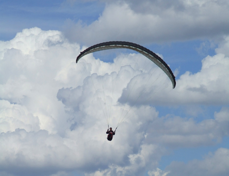 lasserg, südost, phantastisches panorama und bei genügend wind tolles soaring. das foto wurde auf dem fliegerfest 2006 in lasser gemacht. mehr fotos und ein hdtv-film auf www.area28.de