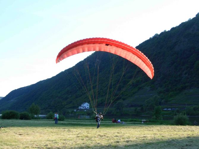 Die Landewiese liegt am Ort Burgen, direkt an der Mosel, gegen über den netten Lokalen.....