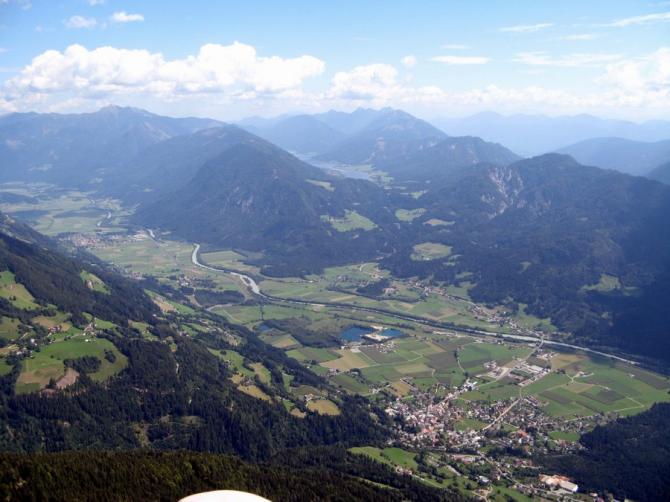 rechts unten Greifenburg, in der Mitte der Badesee mit Landeplatz und Campingmöglichkeit, oben zu sehen der Weissensee.
27. August 2007