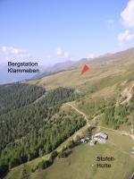 Paragliding Fluggebiet ,,Im Schlauch bei der Stofellhütte (Blick Ritg N).
Nach dem Start links haltend (Ritg S) relativ "geländenah" zu dieser Hütte fliegen, an der Kante davor steht oft ein guter Schlauch.