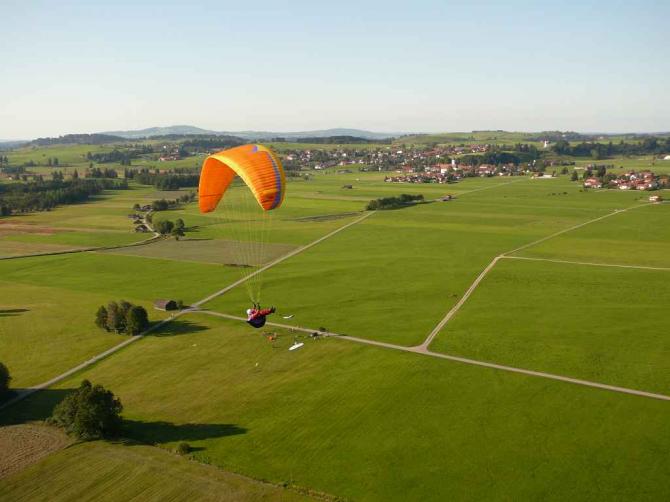 Der Buchenberg hat eine große Landewiese.Vorsicht ist geboten da viele Flugschüler unterwegs sind.