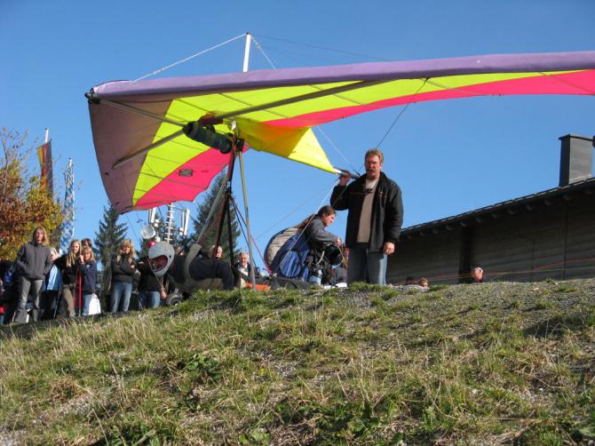 Karl prüft den Dino-Nachwuchs