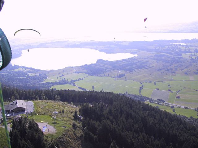 Rechts unten im Bild sieht man den Nord-Ost Startplatz. Der Nord-West Startplatz ist direkt unterhalb der Hütte.