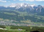 Paragliding Fluggebiet ,,Startplatz Planai Mitte im Vordergrund links und Landeplatz Schladming im Kreis