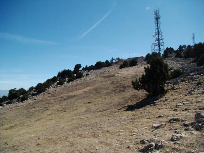 Der N-NO Startplatz auf dem Karatepe. Man muss um den Zaun des Sendemastes auf der linken Seite herumlaufen um dorhin zu gelangen.