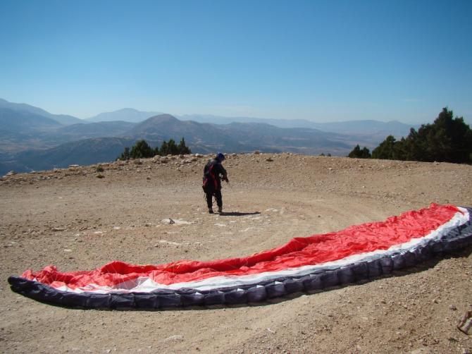 Startmöglichkeit nach Süd aus einer Kehre der Straße ... gute Schirmbeherschung vorrausgesetzt!