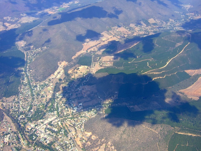 Bright from above. The launch paddock on top of Mt Mystic can be seen in the right upper half of the picture (shaded by a small cloud).