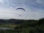 Paragliding Fluggebiet Europa » Deutschland » Saarland,Losheim Stausee,Kurz nach dem Start vom Südstartplatz. Links unten der Kratersee.