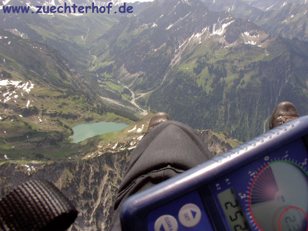Flug vom Nebelhorn-Gipfel richtung Süden- im Blick der Seealpsee