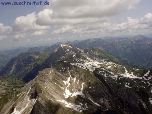 Blick auf´s Nebelhorn mit Gipfel- und Bergstation.
Panorama von West nach Ost. Aufgemommen Ende Mai 2003.