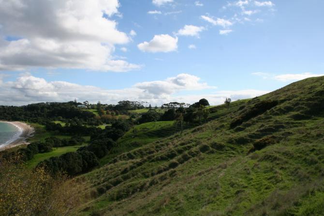 Whangarapoa Regional Park - Die Soaringkante für südliche Windrichtungen rechts, Landemöglichkeit links hinter den Dünen.