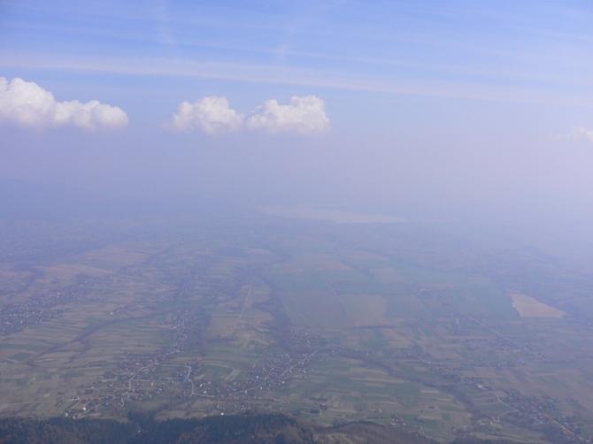 In der Thermik über Skrzyczne. Der Blick nach Osten. Unten das Dorf Lipowa, weiter der Stausee Jezioro Zywieckie.