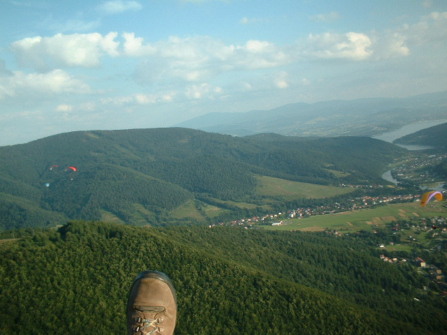 Blick auf den Flugplatz mit der Landewiese vom Westhang.