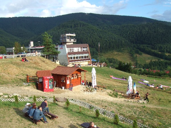 Die Landewiese und gleichzeitig ein Übungshang (S) an der Segelflugschule.