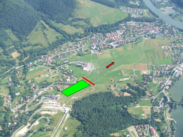 Die Landewiese (grün) und der Segelflugplatz (rot)
