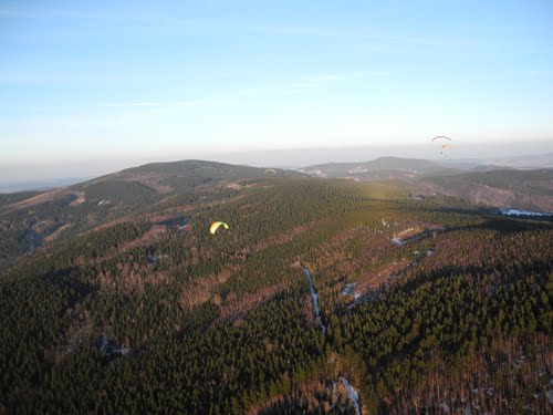 Foto: tonizx9r (Panoramio)
Startplatz Rudnik: Die große Waldlichtung (auf dem Bild rechts unterhalb des gelben Schirms) ist auch von oben gut zu erkennen.