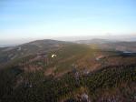 Paragliding Fluggebiet Europa » Tschechische Republik,Janske Lazne / Cerna Hora,Foto: tonizx9r (Panoramio)
Startplatz Rudnik: Die große Waldlichtung (auf dem Bild rechts unterhalb des gelben Schirms) ist auch von oben gut zu erkennen.