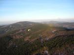 Paragliding Fluggebiet Europa » Tschechische Republik,Janske Lazne / Cerna Hora,Foto: tonizx9r (Panoramio)
Startplatz Rudnik: Die große Waldlichtung (auf dem Bild rechts unterhalb des gelben Schirms) ist auch von oben gut zu erkennen.