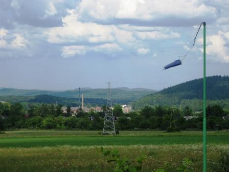 Fote RvB / 27.05.2012
Rudnik Landeplatz, Blick Richtung Kowary (Nordwest). Gut zu erkennen ist hier die Stromleitung am Ende des Landeplatzes.