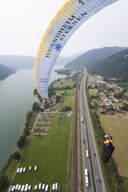 LZ neben der Autobahn

Mit freundlicher Genehmigumng von: www.azoom.ch